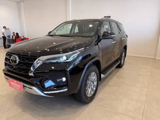 TOYOTA HILUX SW4 2.8 D-4D TURBO DIESEL SRX 7L 4X4 AUTOMÁTICO